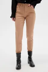 Pantalón jean skinny de calce medio, color negro.