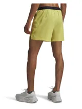 Short de entrenamiento Under Armour, color amarillo lima, con diseño ligero y duradero. Presenta aberturas laterales en el bajo para mayor movilidad, perforaciones láser para transpirabilidad y bolsillos laterales. Incluye cintura elástica con cordón interno.