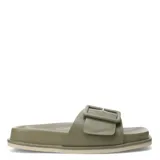 Sandalias tipo slide color negro, con diseño de tira ancha frontal y hebilla decorativa cuadrada al tono. Presentan una suela plana con plataforma baja y punta cuadrada.