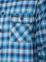 Camisa de manga larga Caterpillar de corte regular, con patrón de cuadros en tonos azules y blancos, cuello camisero, cierre frontal de botones y dos bolsillos en el pecho con solapa.