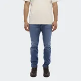 Pantalón de jean Wrangler modelo Texas Slim, color azul clásico, con corte ajustado en la pierna y diseño de cinco bolsillos.