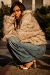 Sandalias de fiesta doradas con plataforma y tacón cuadrado.