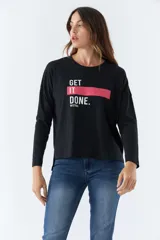 Remera negra de manga larga con estampa frontal con la frase 'Get It Done' sobre una línea horizontal roja y el logo de la marca Mistral.