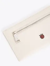 Billetera rectangular de cuero vacuno color rosado, con estampado de frambuesas y doble cierre superior.