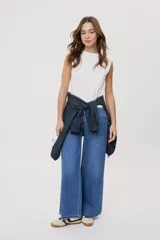 Jean wide leg de tiro medio, con pierna amplia de caída recta, diseño de cinco bolsillos, pasacintos y cierre frontal con botón y cremallera.