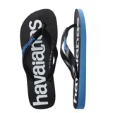 Chinelas Havaianas modelo Top Logomania, con base blanca y estampado de la marca en negro. Presenta tiras negras con el logo de la marca en relieve.
