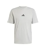 Remera Adidas de corte clásico y cuello redondo, confeccionada en tejido de punto suave color gris melange. Presenta el logo de las tres franjas de la marca bordado en el centro del pecho.