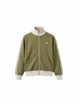 Campera deportiva color verde oliva con cierre frontal, cuello alto, puños y ruedo acanalados en color blanco. Presenta franjas laterales blancas en las mangas y un pequeño logo bordado en el pecho.
