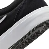 Championes Nike modelo Charge Suede, de color negro con el logotipo Swoosh en blanco, diseño de lona y gamuza con suela de goma blanca vulcanizada.