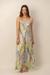 Vestido largo estampado con diseño de mosaico en tonos verde, celeste y beige, con tirantes finos y corte fluido.