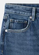 Jeans tiro medio de corte wide leg, confeccionados en 100% algodón, con diseño de cinco bolsillos, cierre de botón y cremallera, en color azul clásico con efecto deslavado.