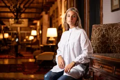 Camisa blanca de algodón con cuello mao, corte amplio, mangas largas abullonadas con puños abotonados y detalle de canesú con pliegues en el pecho.