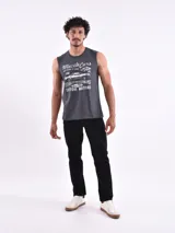 Musculosa color lila con estampa fotográfica en el frente y cuello redondo.