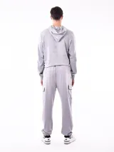 Pantalón de jogging negro con bolsillos laterales tipo cargo, cintura elastizada con cordón ajustable y puños ajustados.