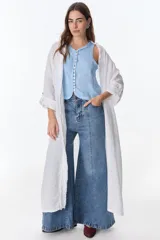 Kimono largo de lino color bordó, con flecos decorativos en los bordes frontales y mangas 3/4.