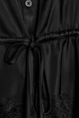 Top de satén negro con escote en pico, tirantes finos ajustables y detalles de encaje a tono en el escote y el ruedo. Presenta una cintura elástica con lazada frontal ajustable.