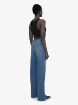 Pantalón de jean azul de pierna ancha y tiro alto.