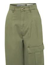 Pantalón de tiro alto y pierna recta, confeccionado en algodón orgánico. Presenta bolsillos laterales tipo cargo con solapa y detalle de tira ajustable con hebilla en el ruedo para modificar el ajuste.