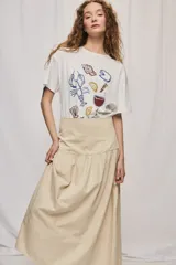 Falda midi de denim color beige, con diseño de volados y caída fluida.