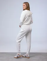 Pantalón jogger negro, marca Match Fit, con pretina ancha elastizada, lazo de ajuste, bolsillos delanteros y puños elastizados en los tobillos.