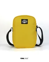 Bandolera amarilla con logo de la NBA y llavero con el logo de Los Angeles Lakers.
