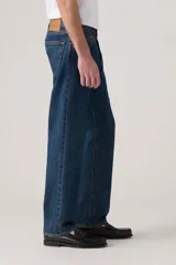 Jeans de denim azul oscuro con corte relajado, cintura media y pierna recta, sin elastano.