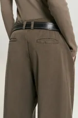 Pantalón pinzado color marrón de corte sastrero, confeccionado en tencel con elastano. Presenta pinzas en el delantero, bolsillos delanteros americanos y bolsillos ojal traseros.