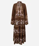 Vestido midi de viscosa color marrón con estampado paisley en tonos claros. Presenta cuello alto, mangas largas con puños ajustados y un lazo frontal en la cintura que permite entallar la prenda.
