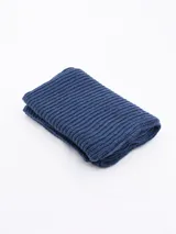 Bufanda tejida de punto acanalado color azul.