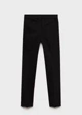 Pantalón de vestir negro, de corte ajustado y tobillero, con cierre frontal de cremallera y botón, trabillas para cinturón y bolsillos de ribete traseros.