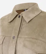 Camisa de corte regular confeccionada en gamuza sintética color beige, con cuello inglés, cierre frontal abotonado, mangas largas con puños ajustados y bolsillo tipo cargo en el pecho.