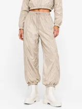 Pantalón estilo parachute color beige, con cintura elástica ajustable con cordón y botamangas con elástico fruncido.
