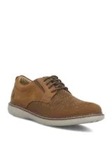 Zapato Hush Puppies modelo Bangu de estilo casual, confeccionado en cuero marrón con paneles de tejido tipo malla en la capellada para mayor ventilación, cordones tono sobre tono y suela de EVA en color gris claro.