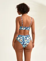 Conjunto de bikini de tiro alto con estampado tropical en tonos azul, blanco y naranja.