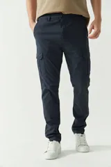 Pantalón cargo azul marino para hombre, con bolsillos laterales y traseros con solapa, cierre con cremallera y botón, trabillas para cinturón y logo en grifa de cuero. Confeccionado en algodón y spandex.