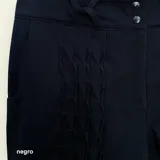 Pantalón verde militar tornasolado de algodón brillante, corte a la cintura y piernas rectas con textura de tableado central.