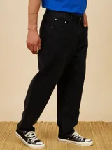 Jean de corte baggy fit en denim color azul claro, con diseño de cinco bolsillos y cierre frontal con botón metálico.