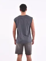 Musculosa sin mangas color gris melange, con cuello redondo y corte oversize. Presenta un estampado frontal con texto en tipografía estilo 'hot rod' y un coche antiguo.