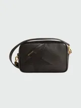 Bandolera Golden Goose modelo Star Bag, color marfil con aplique de estrella en el frente y correa ajustable.