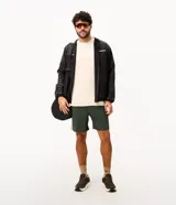 Remera deportiva de hombre en color verde melange, con cuello redondo, manga corta y detalles reflectantes en los hombros. Confeccionada en tejido respirable con tecnología dry.