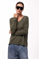 Sweater de punto con cuello en V, manga larga con puños acanalados y diseño de silueta relajada.