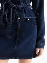 Minifalda de tiro medio confeccionada en tencel puro color azul oscuro, con diseño de recortes que delinean la figura, bolsillos delanteros y sutil desgaste en las costuras.