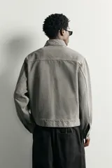 Sobrecamisa regular fit color marrón oscuro efecto lavado, confeccionada en denim de algodón. Cuenta con cuello solapa, manga larga, bolsillos de plastrón en el pecho y cierre frontal con cremallera.