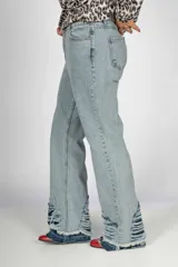 Pantalón de jean gris oscuro de corte wide leg con roturas y desgaste en el ruedo y las piernas.