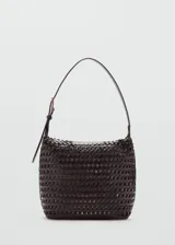 Bolso de hombro mediano en color marrón oscuro, con diseño trenzado texturizado, asa ajustable y cierre superior de cremallera.