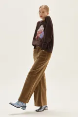 Sweater de tejido de punto color marrón oscuro, con cuello redondo y bordado frontal que incluye texto "Winter Glow" rodeado de motivos florales en tonos azules, rojos y blancos.