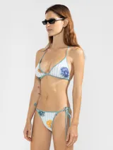 Bikini con estampado de flores y rayas verticales, con tiras laterales finas.