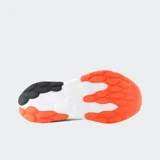 Championes New Balance modelo 520 V9, color blanco con detalles en naranja vibrante en la suela y el logo. Presentan malla transpirable en el upper y tecnología Fresh Foam en la entresuela.