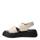 Sandalias Miss Carol modelo Mariva, color beige con doble tira ajustable con hebillas metálicas plateadas y plataforma negra.