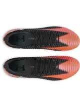 Championes de fútbol Under Armour modelo UA Shadow Elite 3 FG, diseñados para velocidad y agilidad en superficies de terreno firme. Presentan una parte superior textil UA IntelliKnit en color negro con degradado naranja y detalles multicolores, con el logotipo de la marca en el lateral y suela exterior de fibra de carbono con tapones.